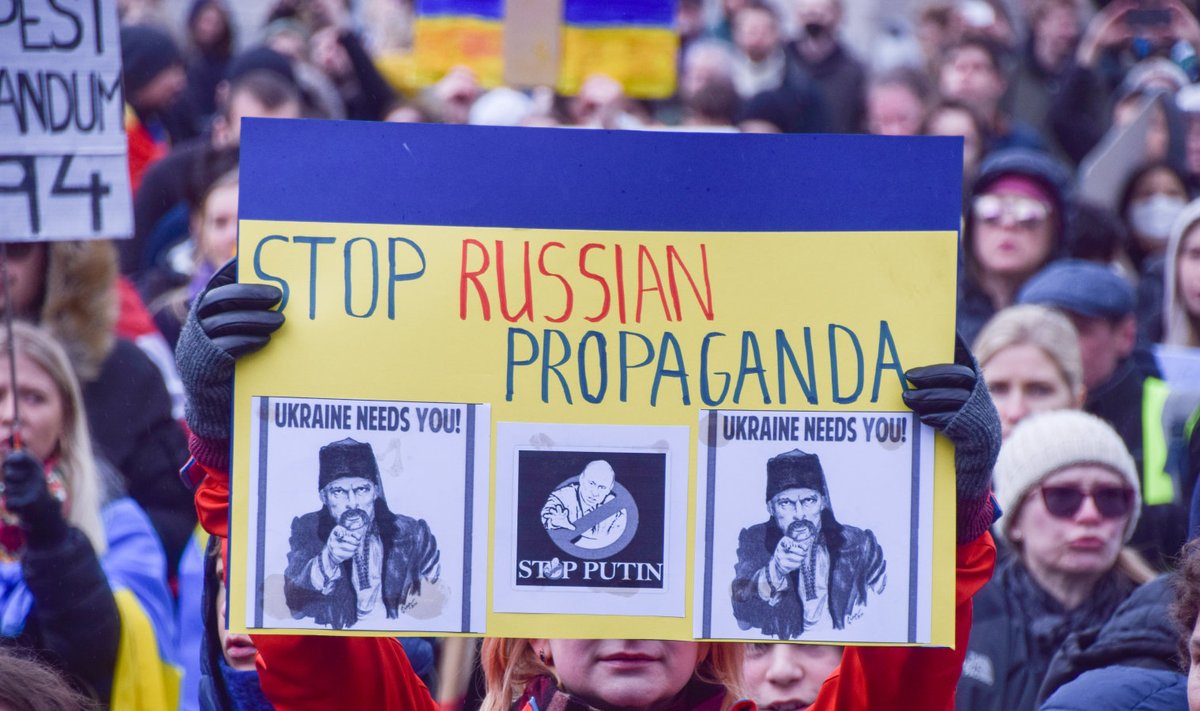 Lääneriigid on hädas vohava venemeelse propagandaga, kus sõda õigustatakse. Foto on tehtud ühel meeleavaldusel Suurbritannias.