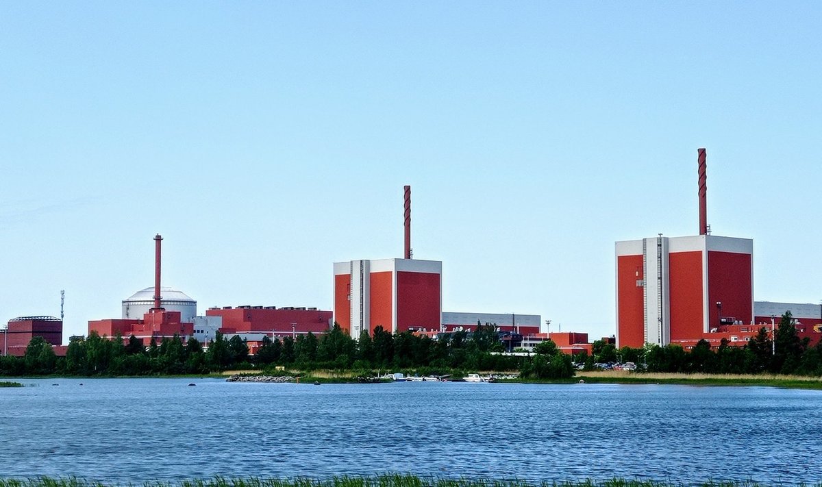 Selline vaade avaneb Olkiluoto tuumajaamale üle lahesopi. Vasakul OL3 reaktor, siis OL1 ja OL2. 