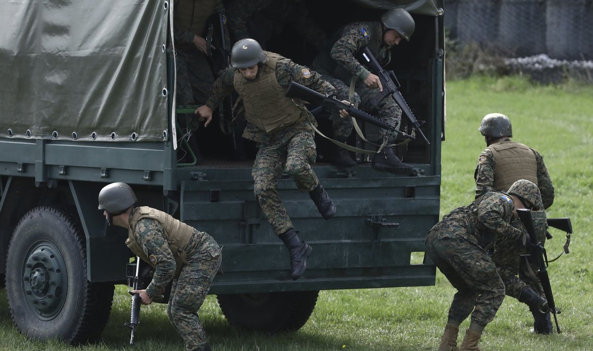 Bosnia sõdurid on koos EL-i rahuvalvajatega õppustel harjutanud. Nüüd ähvardavad riigi serblased luua oma armee.