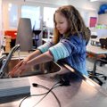 Soomes algab uus kooliaasta: Helsingi Kalasatama koolis õpib osa õpilasi võimlas, täiskasvanud hoiavad üksteisest eemale