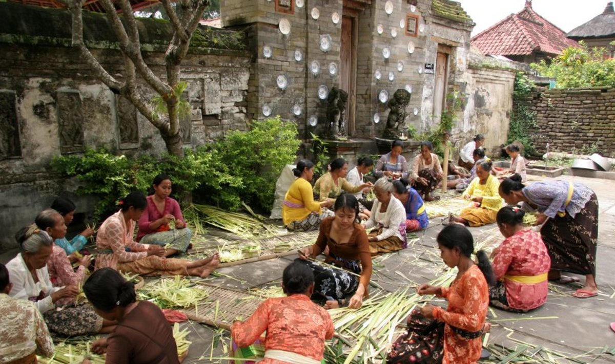 Bali naised Galungani kaunistusi valmistamas.