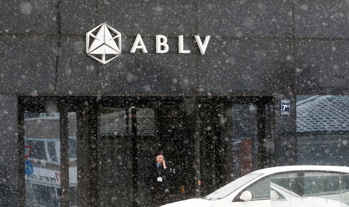 Turvamees möödunud kuu keskel Läti panga ABLV Riia peakontori ees