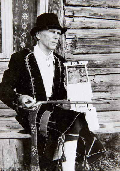 Johannes Taul mängib Hiiu kannelt. 1988. aasta