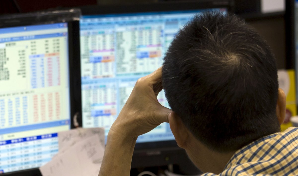 Hiina investor vaatab 2015. aasta krahhi ajal aktsiahindu.