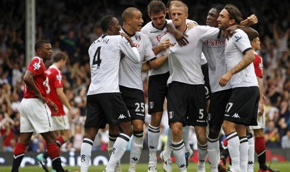Fulhami mängijad rõõmustamas pärast 2:2 viigiväravat, jalgpall