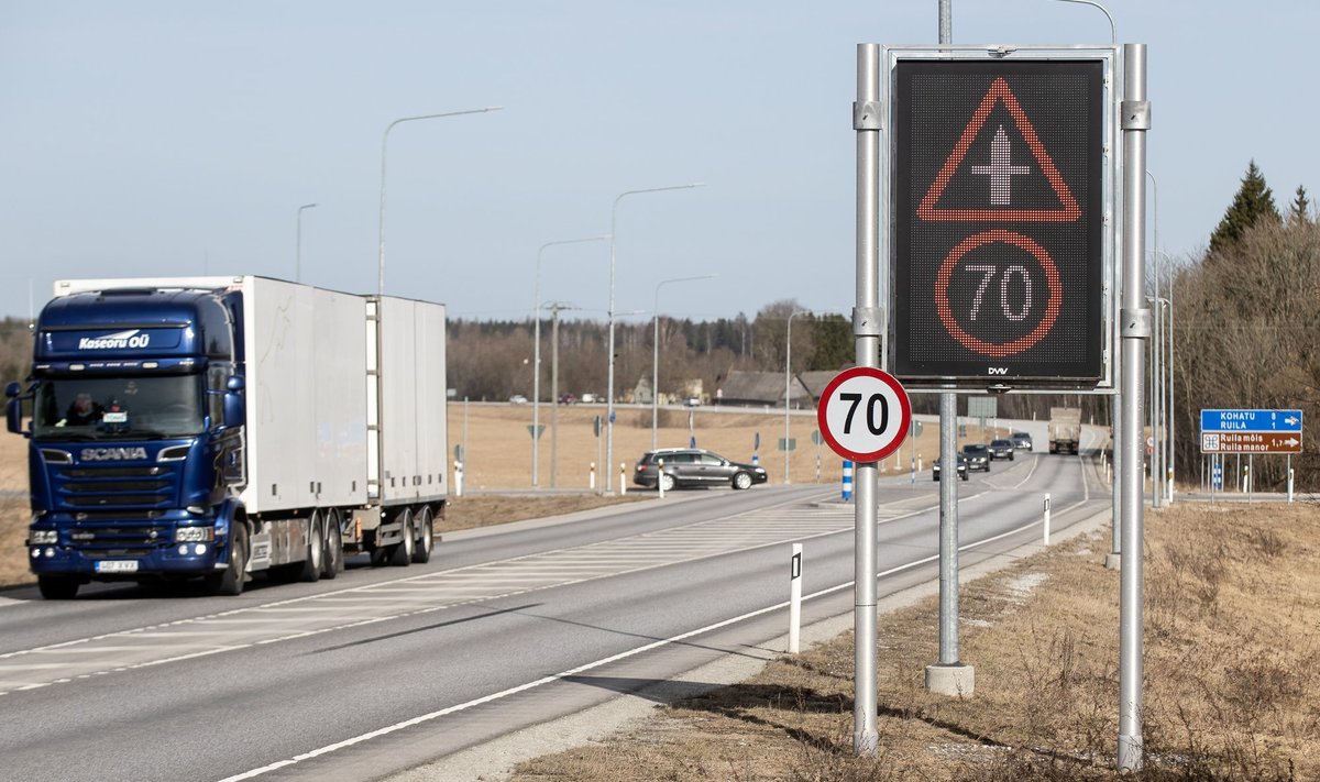 Haapsalu poolt Tallinna suunas sõitjatele avaneb vaade ristmikule pärast tõusu. Uut elektroonilist märki dubleerib igaks juhuks ka tavaline plekist liiklusmärk.