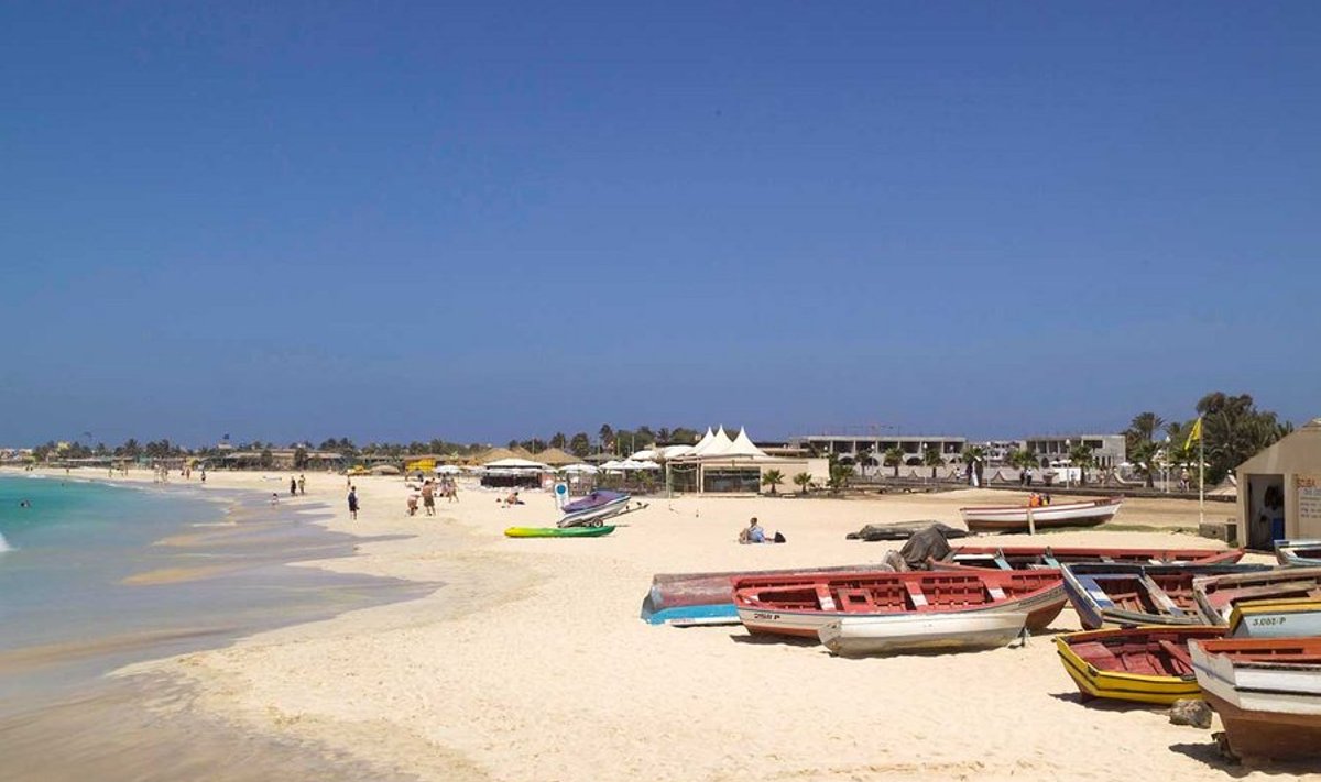 Rikas randadelt, kuid mitte rahalt: keskmine kuupalk on Cabo Verdes 140 eurot. Pooled saarlastest on emigreerunud ja pesitsevad võõrsil: suurimad caboverdelaste kolooniad maailmas on Boston ja Rotterdam.