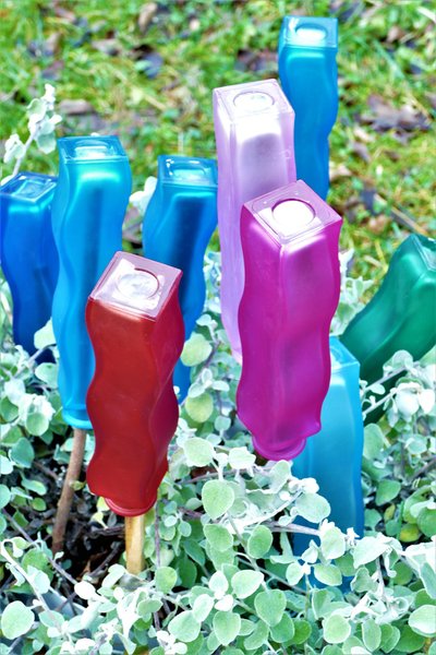 Värvilised pudelid sobivad kenasti seltsiks igihaljastele taimedele.