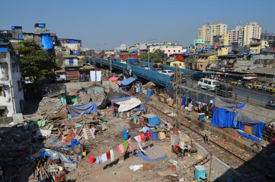 Filmist „Rentslimiljonär“ kuulsaks saanud slumm, mis maailmas suuruselt kolmas, Aasias teine ja Indias esimene. 