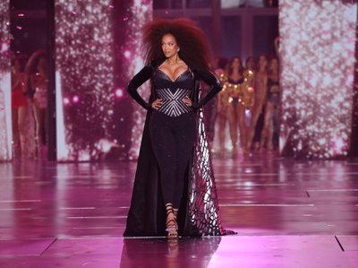 Tyra Banks teisipäeva õhtul aset leidnud Victoria's Secreti moeshow'l. 