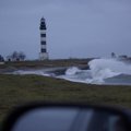 FOTOD: Osmussaarel nihutas rannavall end tormiga teele
