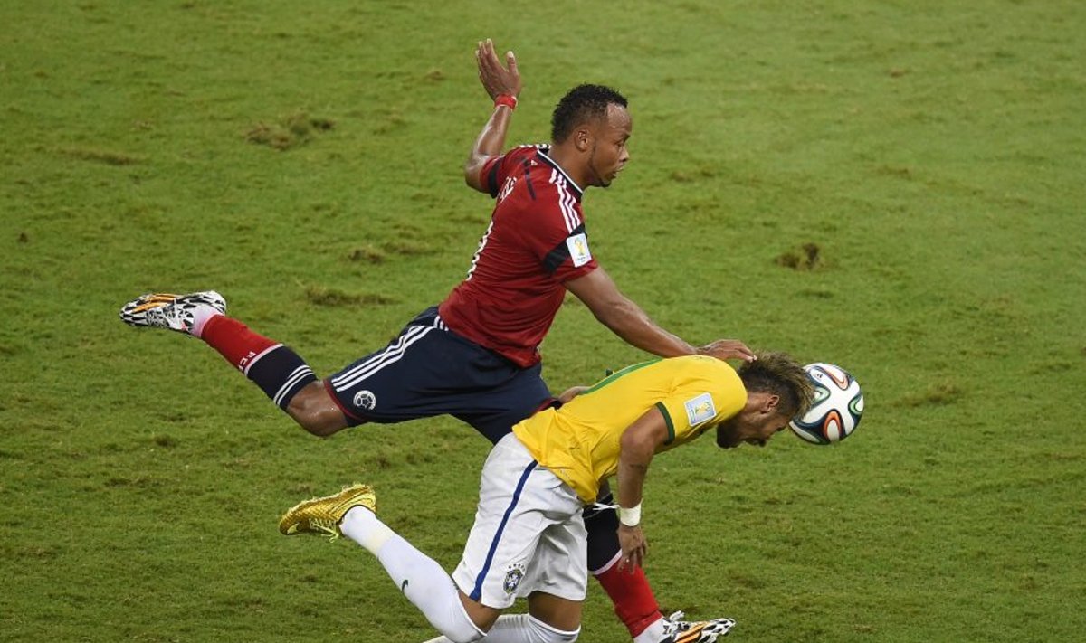 Juan Zuniga vigastab Neymarit