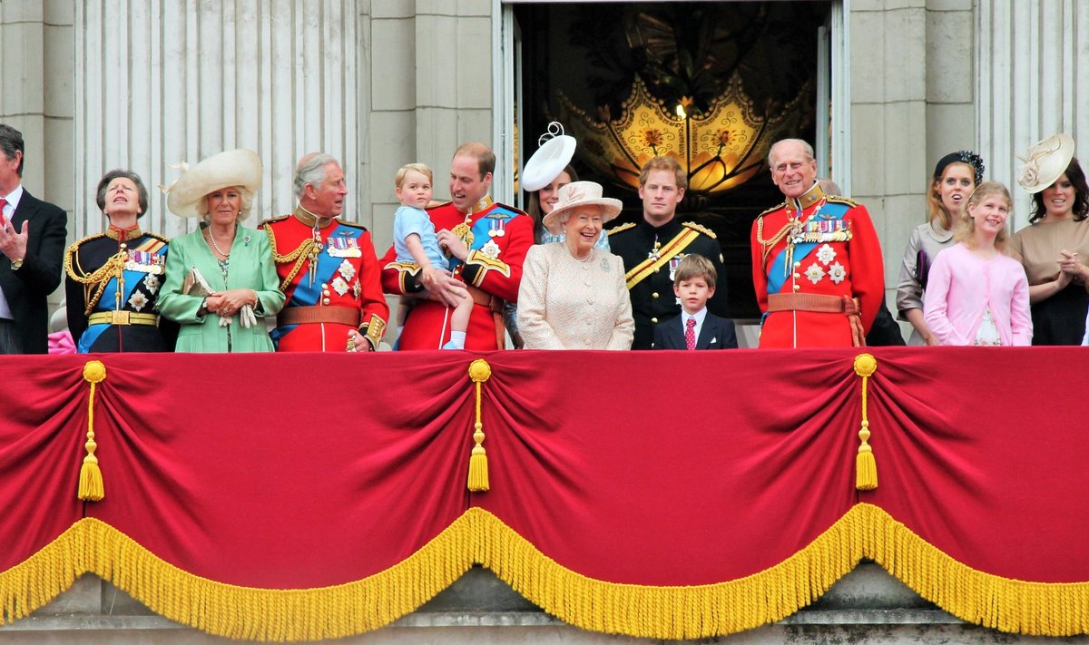 Kuninganna Elizabeth II oma suure perekonnaga 2015. aastal.