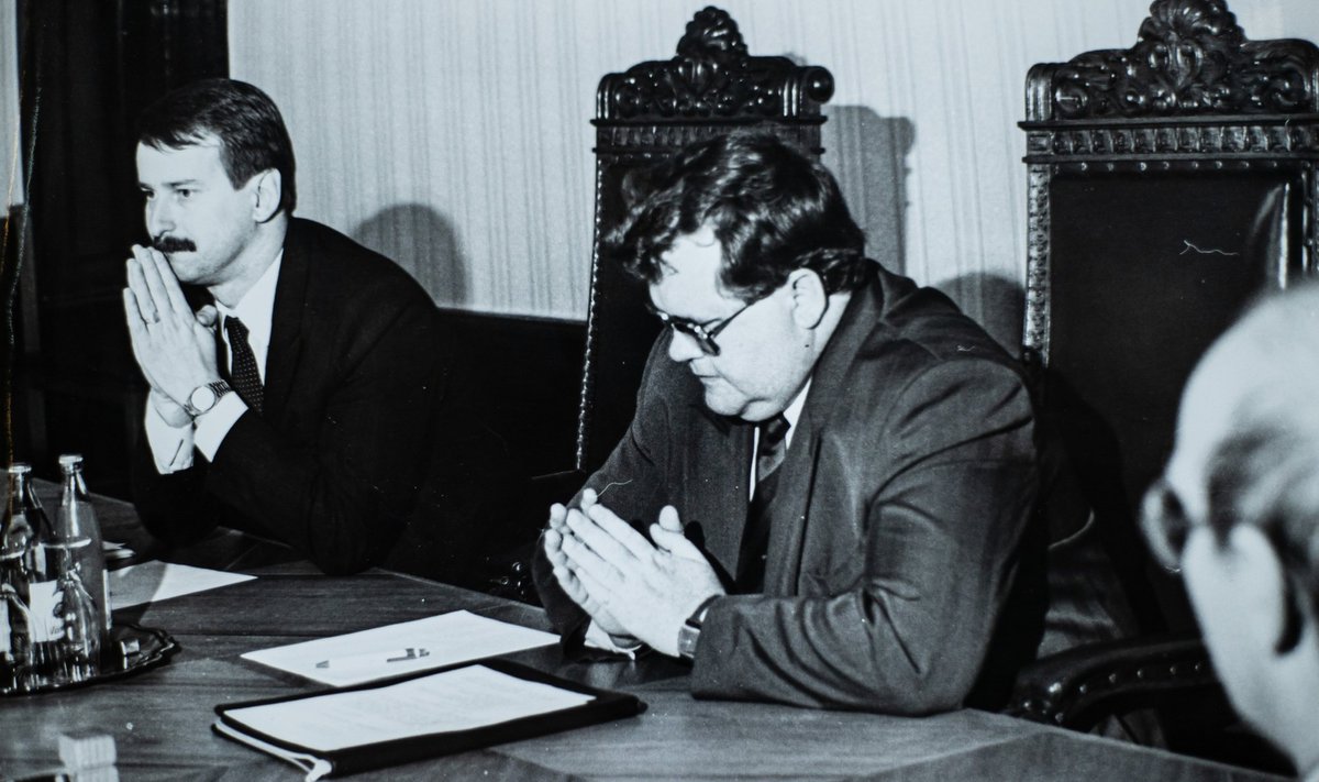 Ametiühingute ja valitsuse vahelise koostöökokkuleppe sõlmimine 1990. aastal. Peaminister Edgar Savisaar ja ametiühinguliider Siim Kallas
