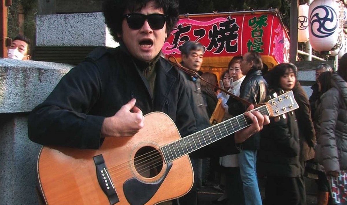 Avafilm jälgib muusikut, kes esineb Tokyo tänavatel. (Kaader filmist)