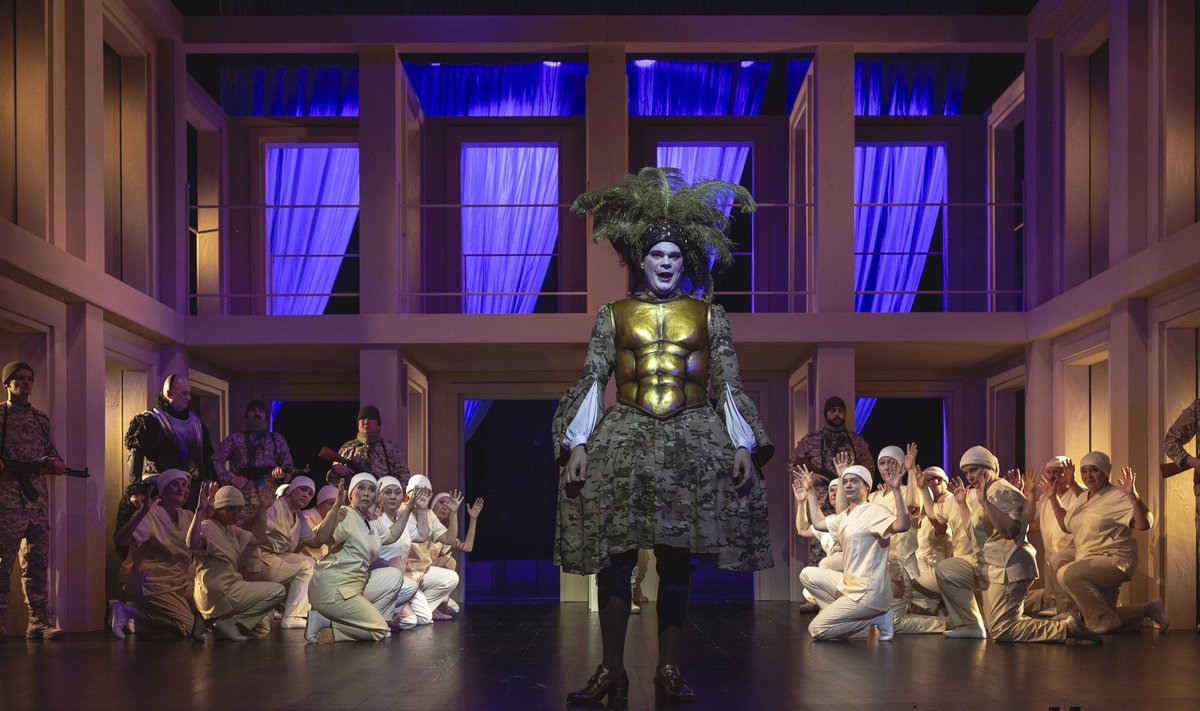 Elagu Caesar! Julius Caesar (Martin Karu) ja teda austama kogunenud rahvahulgad (Vanemuise ooperikoor)