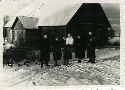 1957. aastal veedeti kodutalus esimene talv pärast Siberist naasmist. Pildil on (vasakult) Vello, Ida, Edda, Tõnis (süles), Lia Hiielaid ja Ervin Eskel, pilti tegi Ülo Hiielaid. Elamist jagati kahe võõra pere ja tädipoeg Erviniga.