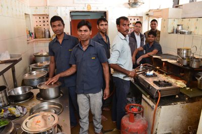 Ühe Udaipuri söögikoha kollektiiv, kes valmistas thali ja kandis klientidele erinevaid osi ette nii kaua ja palju, kuni sööjaid valdas täielik rahulolu. 