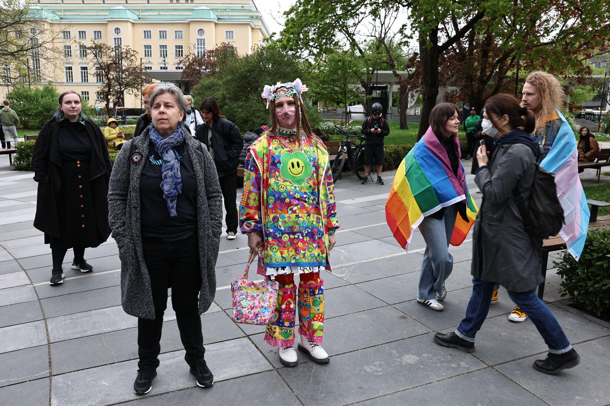 ФОТО | На ЛГБТ-митинге в Таллинне не обошлось без провокаций - Delfi RUS