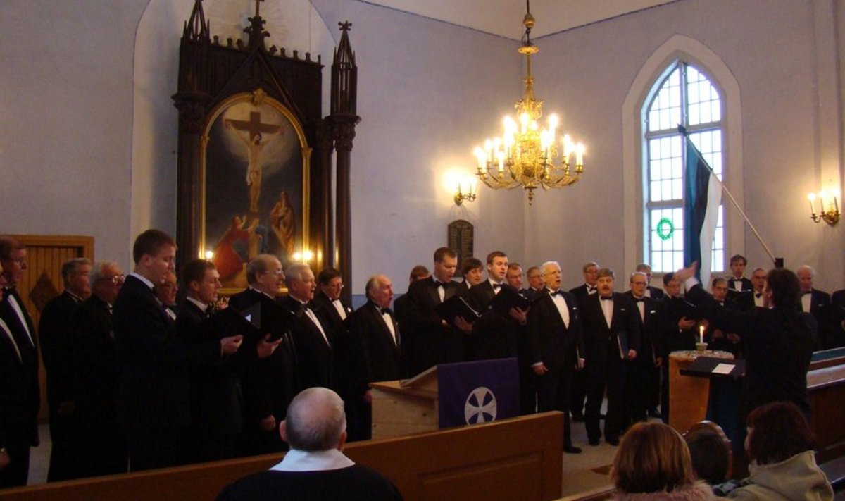 Käru kirikus andis isamaalise kontserdi Eesti Teaduste Akadeemia Meeskoor. Foto: Eva Seera