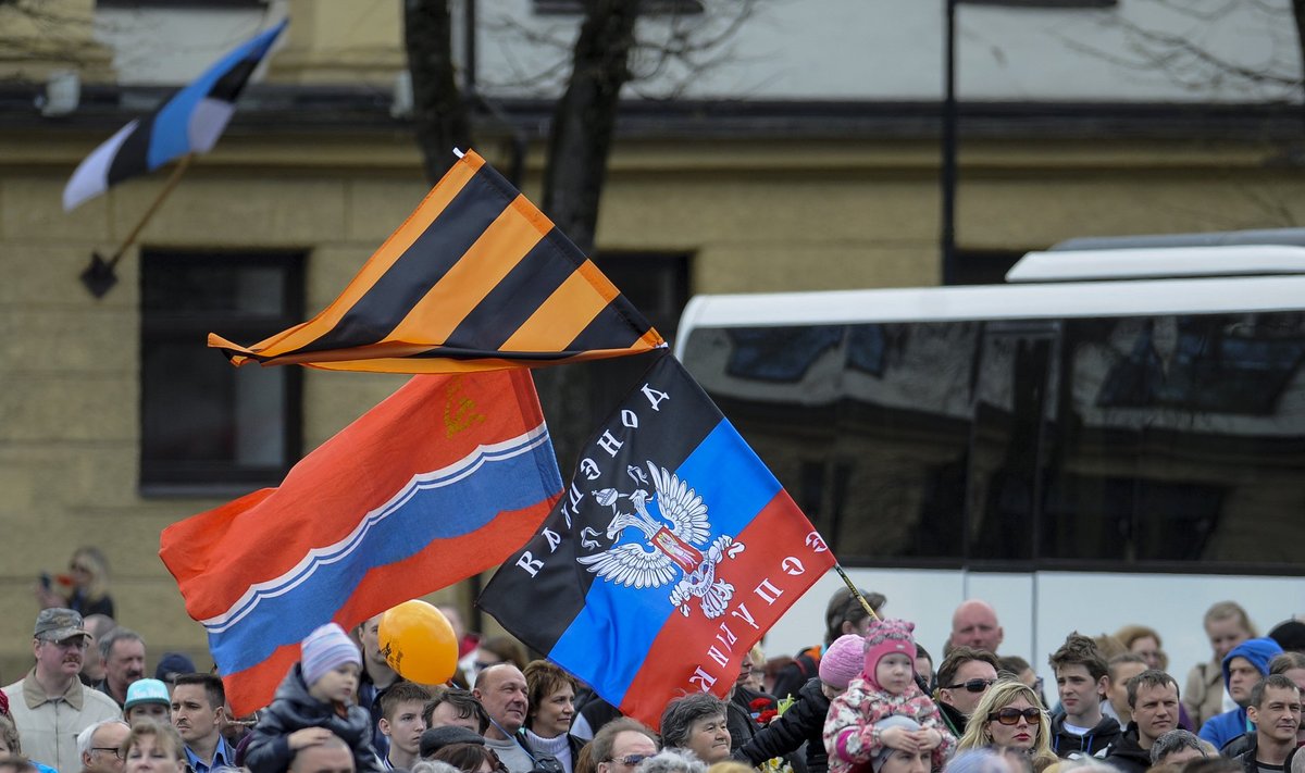 Narva 9. mail. Mitu lippu on pildil?