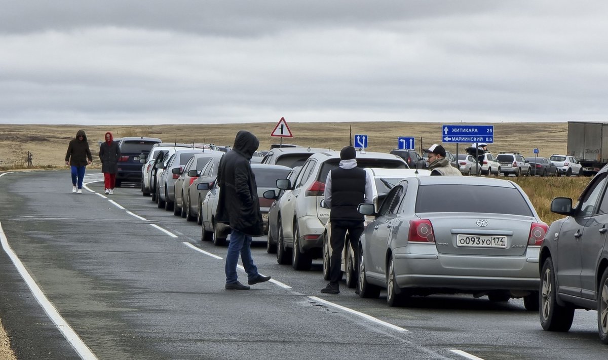 Venelased põgenemas mobilisatsiooni eest. 