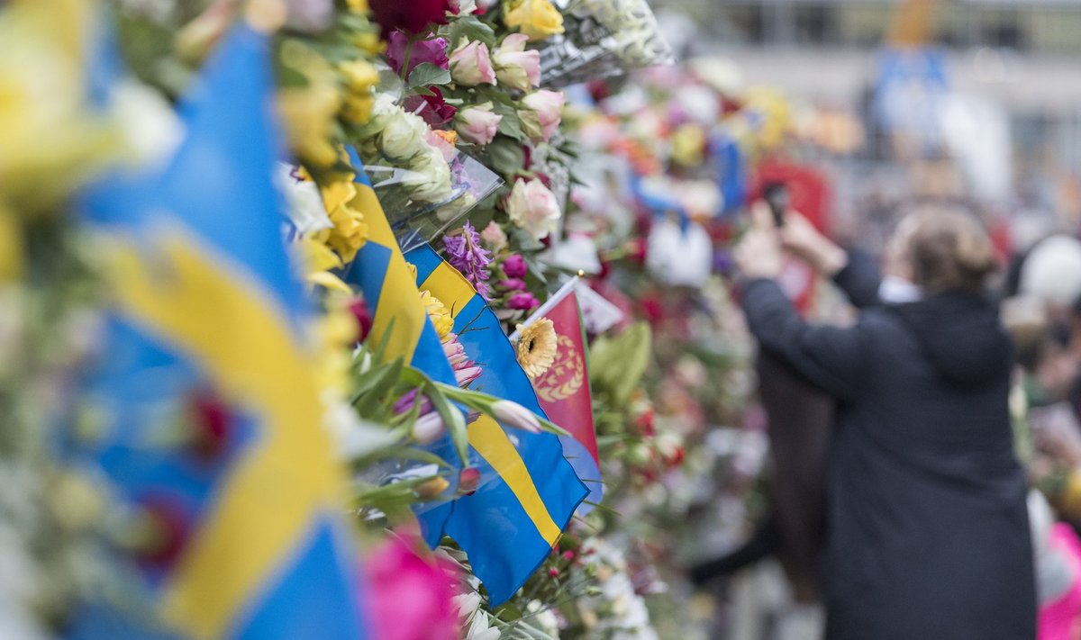 Pärast terrorirünnakut kõrgub sündmuskohal Stockholmi kesklinnas lillemüür. Tuhanded rootslased on käinud kannatanutele austust avaldamas ja hukkunuid mälestamas.
