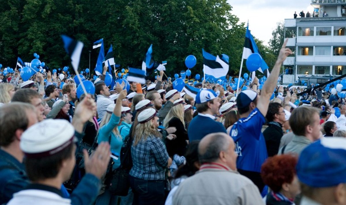 19. augusti õhtul kell 21 alanud öölaulupidu tõi Tallinna lauluväljakule kümneid tuhandeid inimesi. 