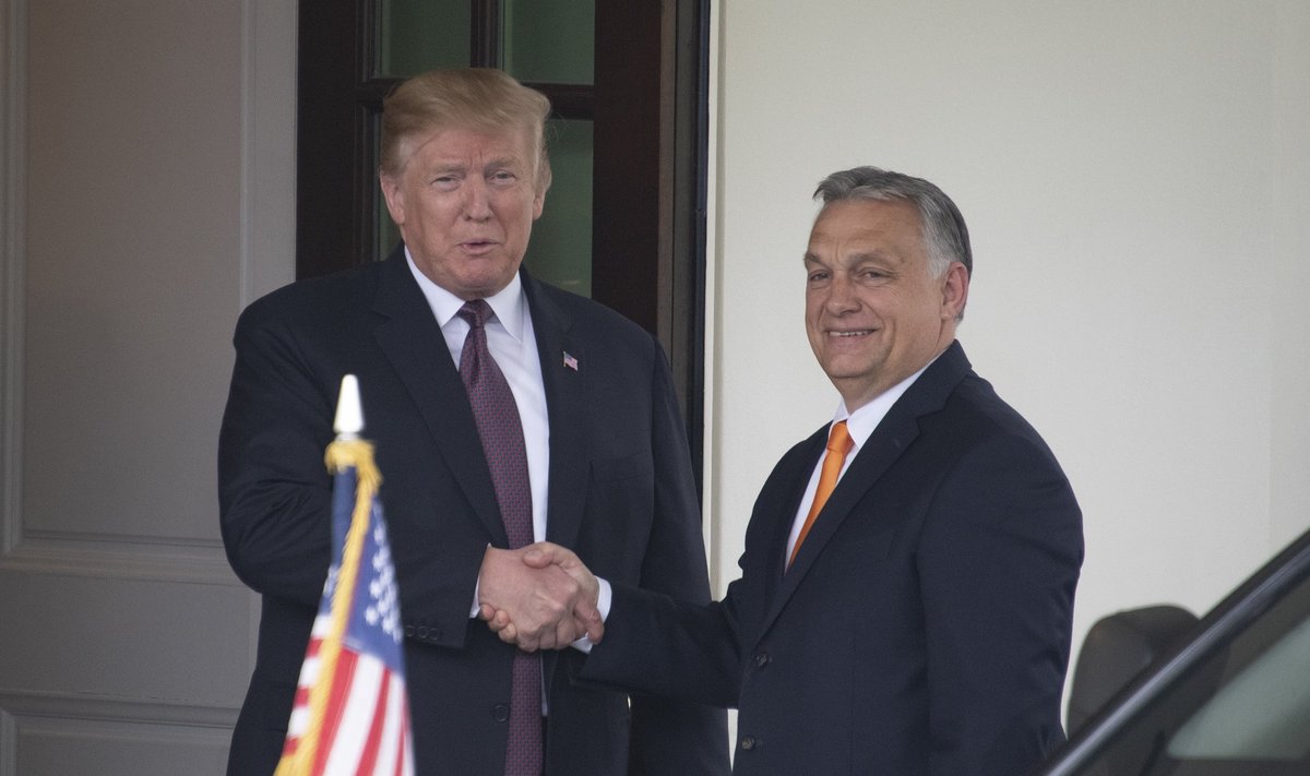Donald Trump surub kätt Ungari peaminister Viktor Orbániga.