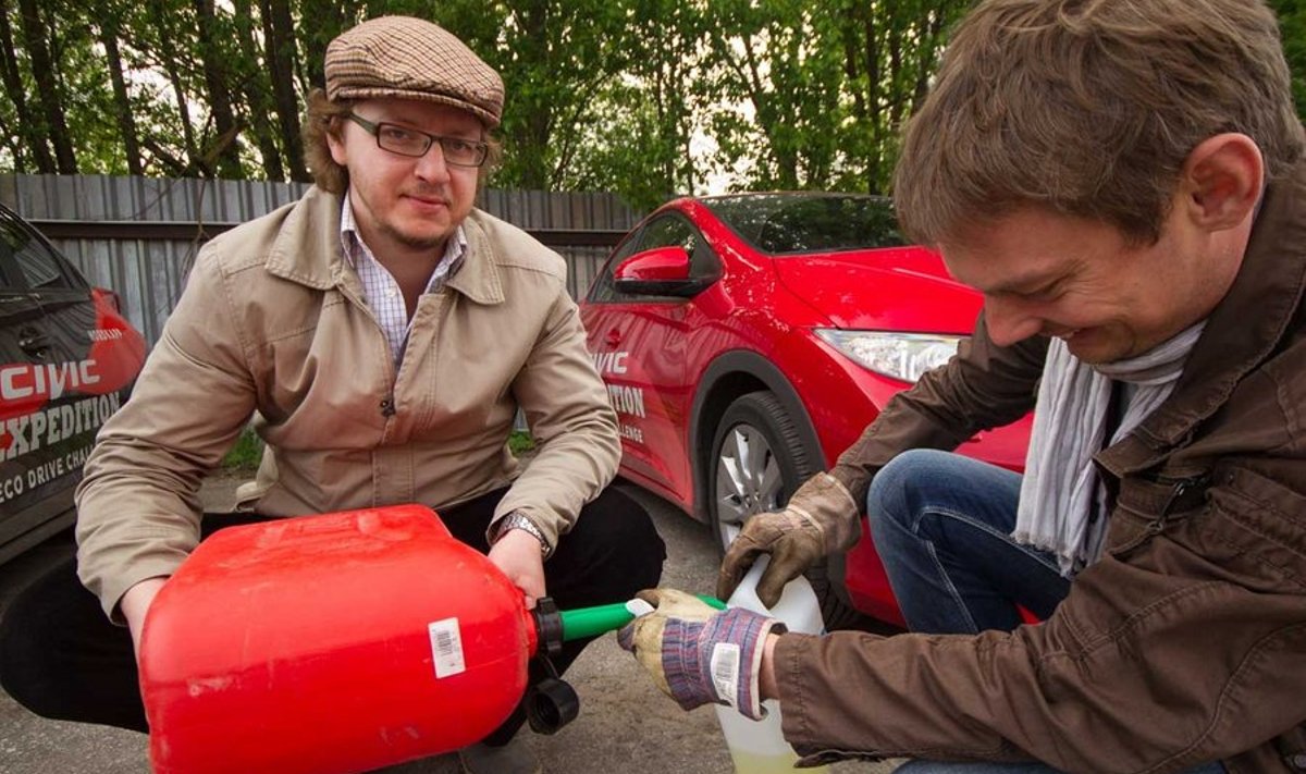 TopGear Eesti peatoimetaja Urmas Oja (vasakul) ja Eesti Päevalehe tegevtoimetaja Jan Jõgis-Laats eksperimendiks kütust välja mõõtmas.  (Foto: Siim Lõvi)