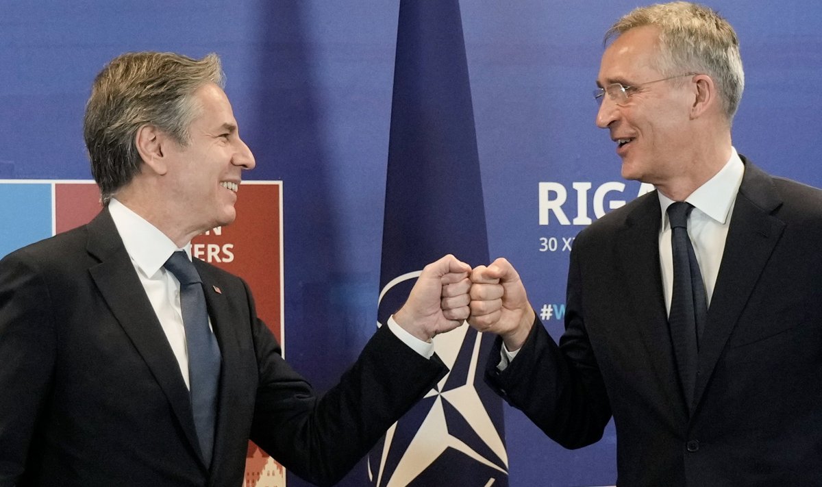 NATO peasekretär Jens Stoltenberg (paremal) tervitas Riias USA välisminister Antony Blinkenit.