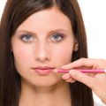 LUGEJA KÜSIMUS: Kas huulepliiats peaks olema huulepulgaga sama värvi või neutraalset tooni?