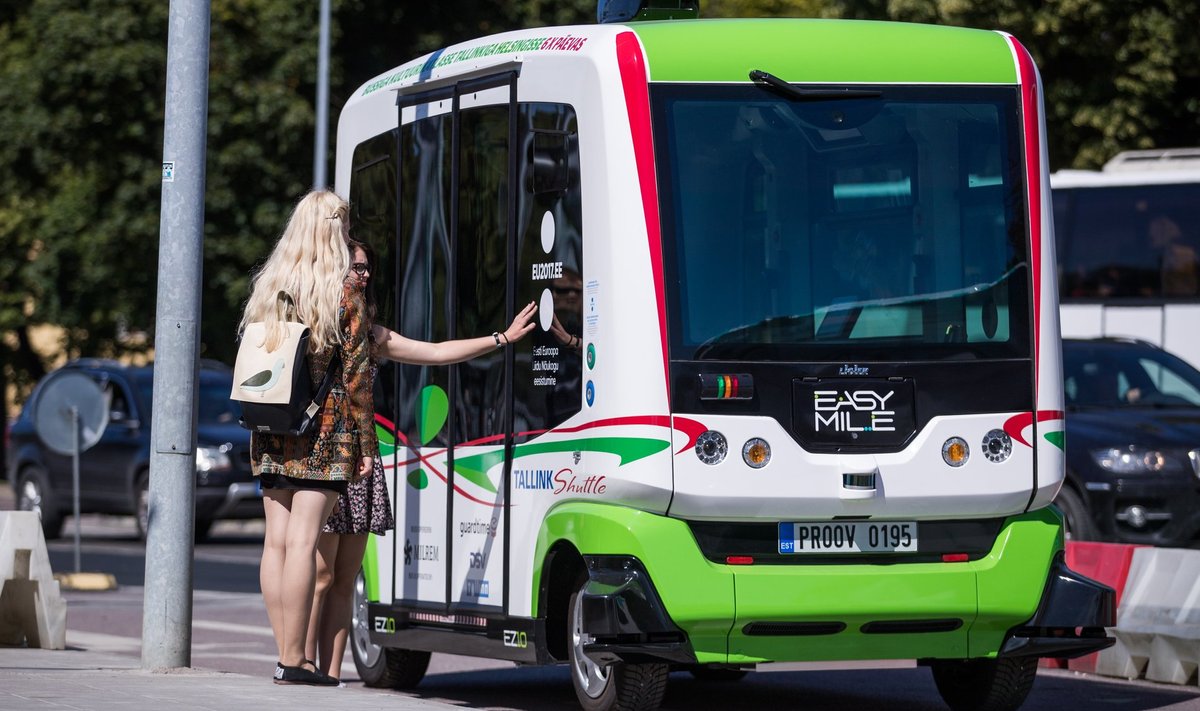 Kaks väikest isesõitvat bussi on kohal, et anda aimu ühistranspordi võimalikust tulevikust.