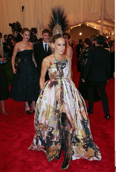 Sarah Jessica Parker 2013. aastal Giles Deaconi kleidis, Christian Louboutini saabastes ja Philip Treacy peaehtes.