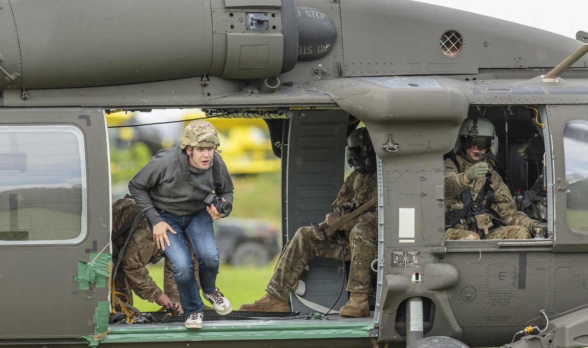 Langevarjuhüpped Black Hawk UH60 helikopterilt, Nurmsi lennuväljal