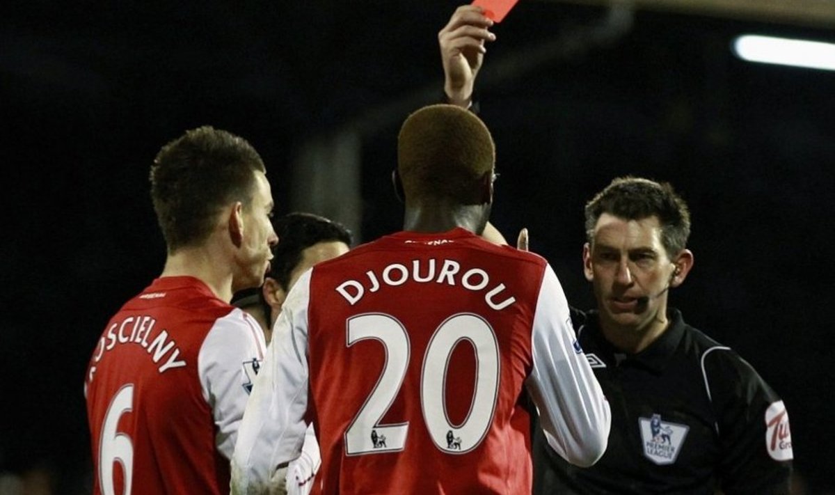 Lee Probert näitab Arsenalile punast