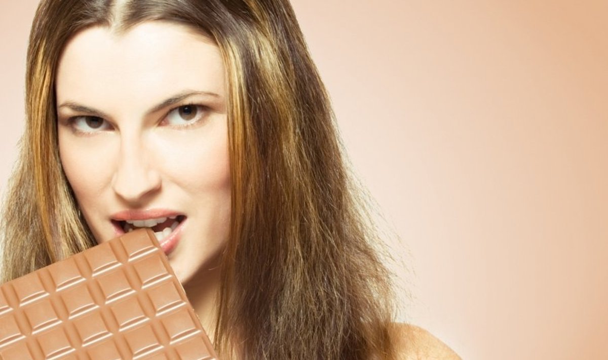 naine sööb šokolaadi