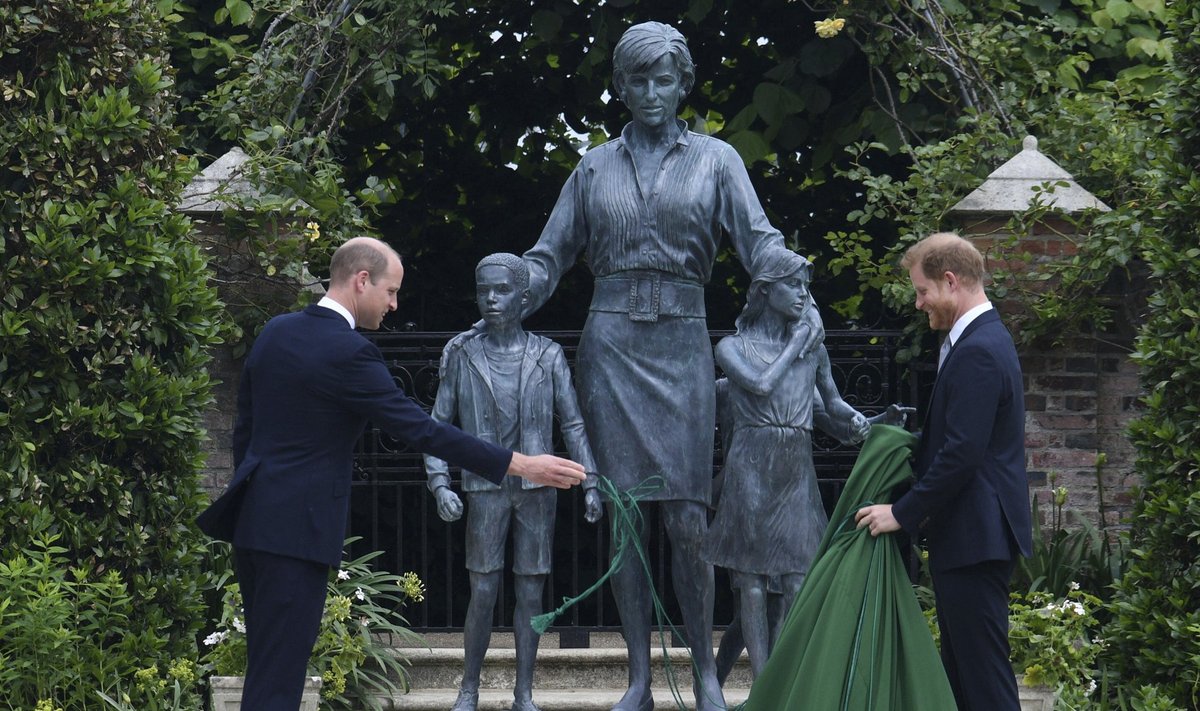 William ja Harry printsess Diana kuju avamas.