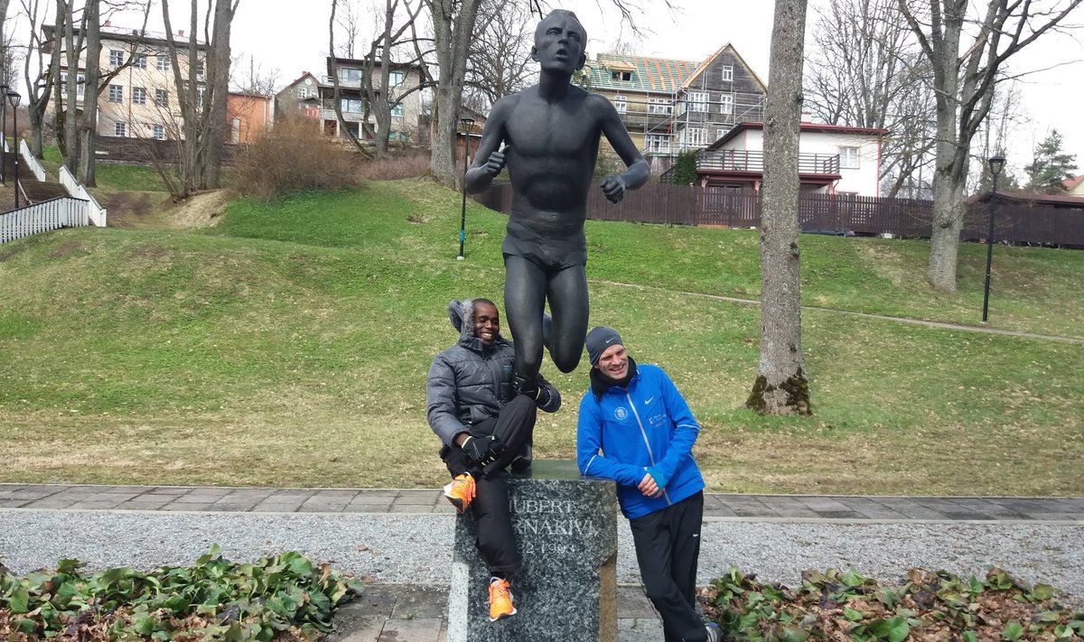Ibrahim Mukungast ning Tiidrek Nurmest kolmapäeval koos Viljandi staadioni juures asuva ümber Viljandi järve jooksu 11kordse võitja Hubert Pärnakivi skulptuuri juures.