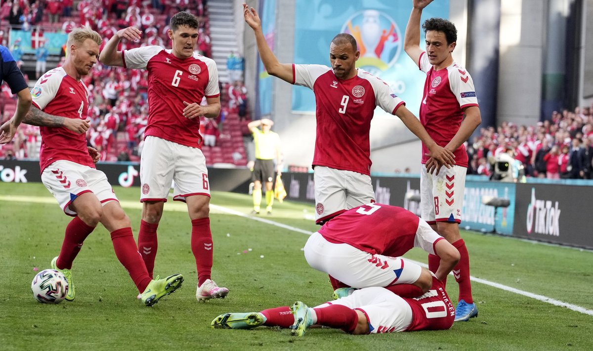 Kaaslased kokku kukkunud Christian Eriksenile appi tormamas.