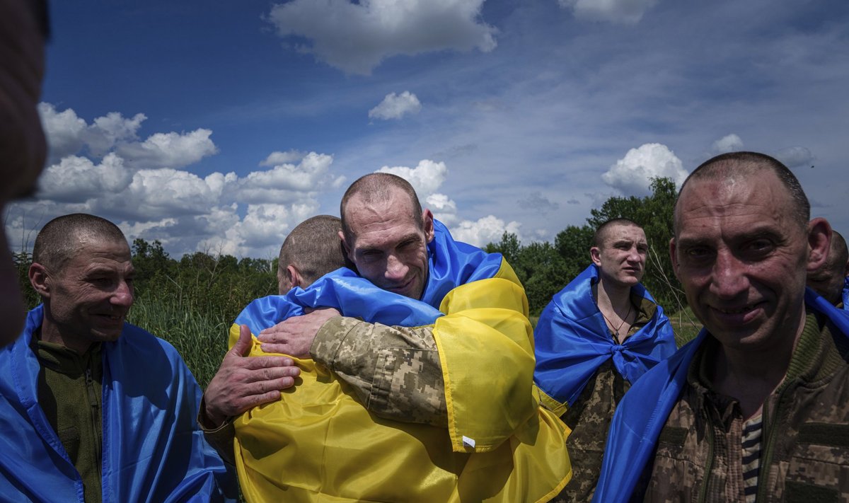 TAGASI KOJU: Ukraina ja Venemaa vahetasid täna sõjavange. Koju jõudis 75 ukrainlast. Kokku on Ukraina tagasi koju toonud üle 3000 sõjavangi.