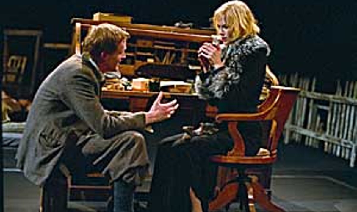 KOERALINNAS: Kirjanikuks ihaleja Tom Edison (Paul Bettany) võtab vastu jumaliku kaitseingli Grace’i (Nicole Kidman). Repro