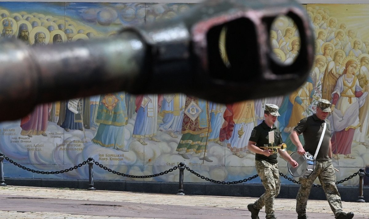 KIIEV: Ukraina sõdurid jalutavad Kiievis Mõhhailo väljakul, kuhu on toodud sõjas n-ö trofeedena ära võetud vaenlase purustatud sõjamasinad. 