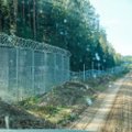 ФОТО | Дыры в заборе и машины с нелегальными мигрантами: что происходит на латвийско-белорусской границе