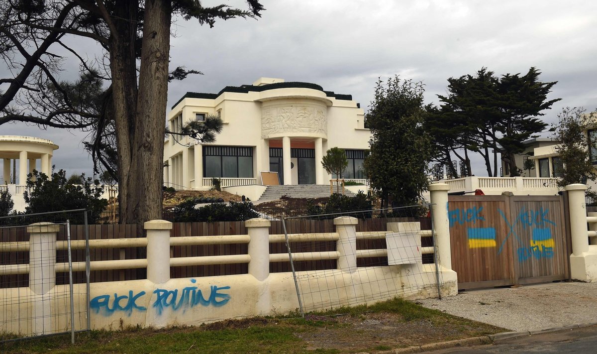 Grafiti Vladimir Putini eksnaise villa aial Prantsusmaal.