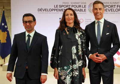 Prantsusmaa välisminister Stephane Sejourne, Soome presidendi abikaasa Suzanne Innes-Stubb ja Soome president Alexander Stubb Pariisi olümpiamängude avapäeval. 