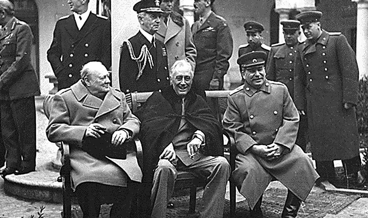 1945. aasta veebruaris kogunesid Jaltasse (vasakult) Suurbritannia peaminister Winston Churchill, USA president Franklin Delano Roosevelt ja NLKP Keskkomitee peasekretär Jossif Stalin, et leppida kokku sõjajärgne maailmakorraldus. Kuulus foto on tehtud kohtumispaiga Livaadia palee ees.