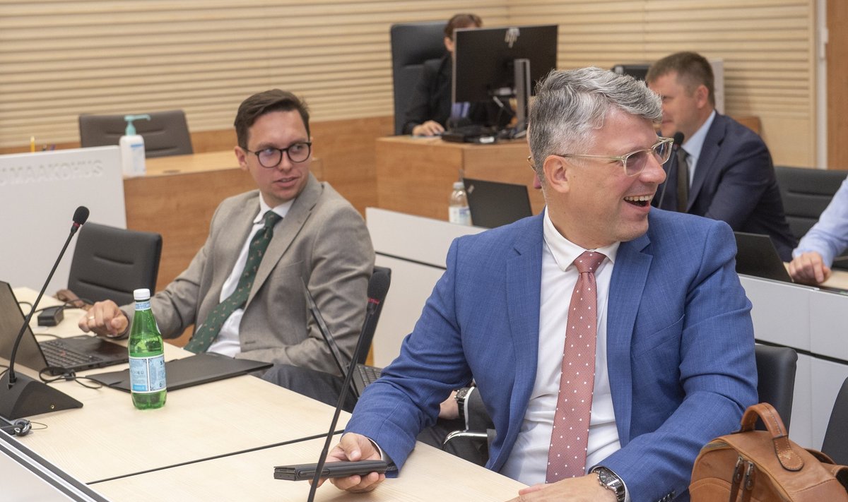 RÕÕMUS KOHTUALUNE: Endine Keskerakonna peasekretär Mihhail Korb lausa säras täna kohtusaalis, sest nüüd jääb oodata vaid kohtuotsust. Tema kõrval istub advokaat Andri Rohtla.