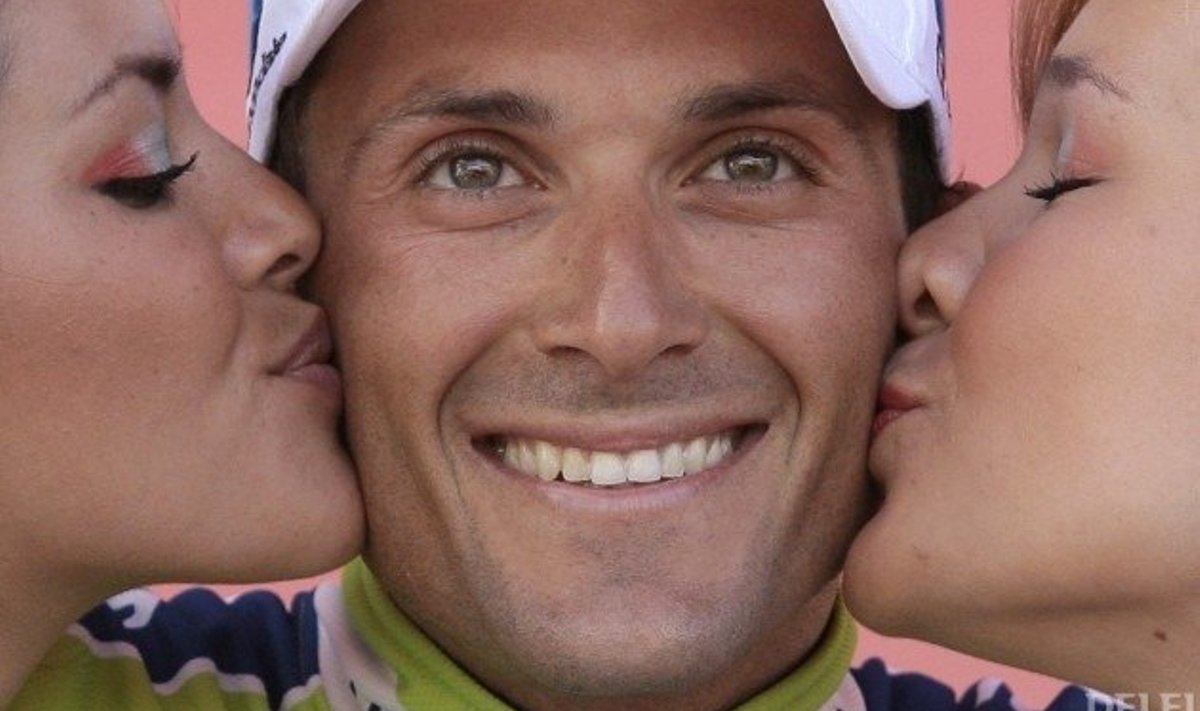 Ivan Basso poodiumitüdrukute huulte vahel, jalgratas