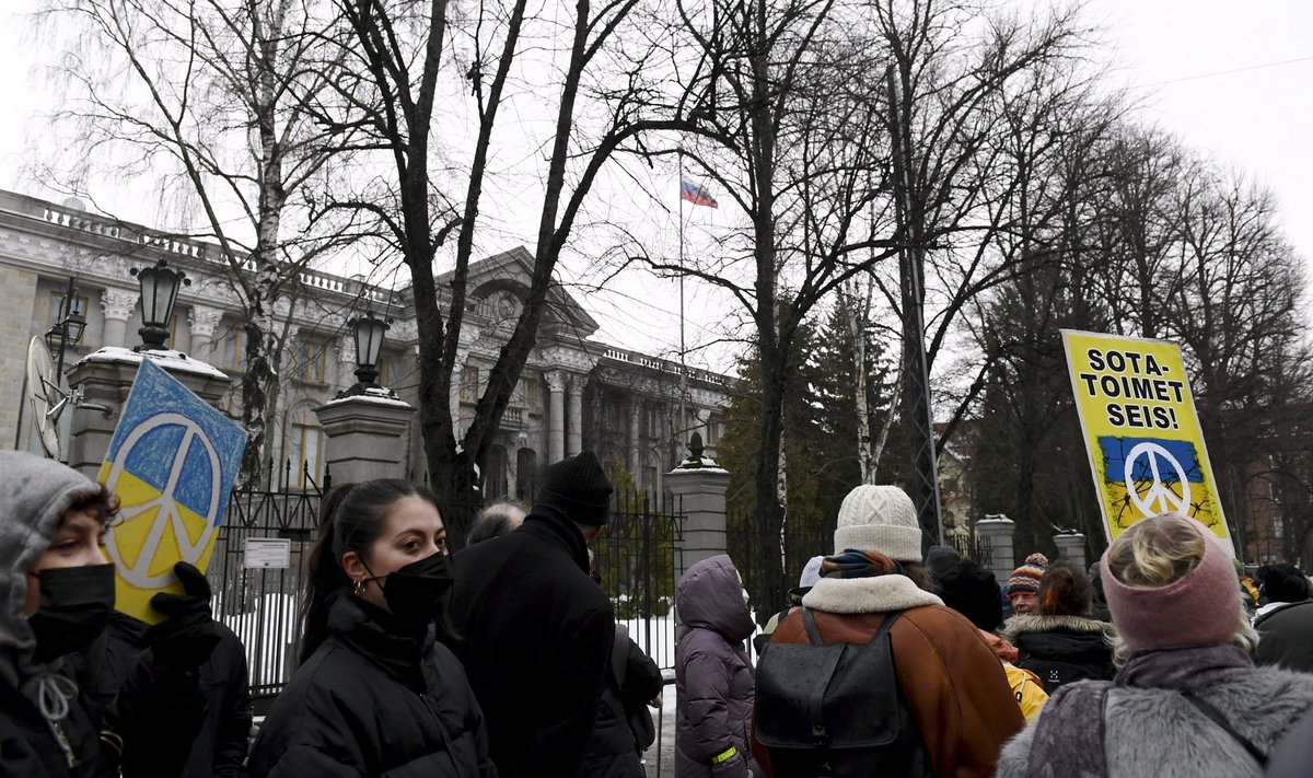 Soomlaste protest Vene saatkonna hoone ees